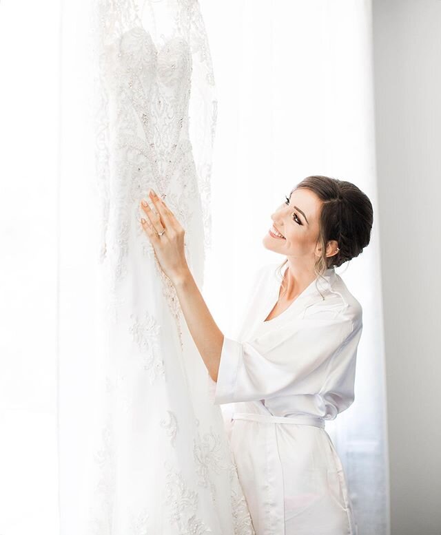Bride Tip ✨ .
When considering your getting ready location, bright and flawless photos go hand and hand with:
•
An abundance of natural light  Light colored curtains  Have a cute robe on hand  Bring a light colored hanger
Second shot @casey_figlewiczphotography