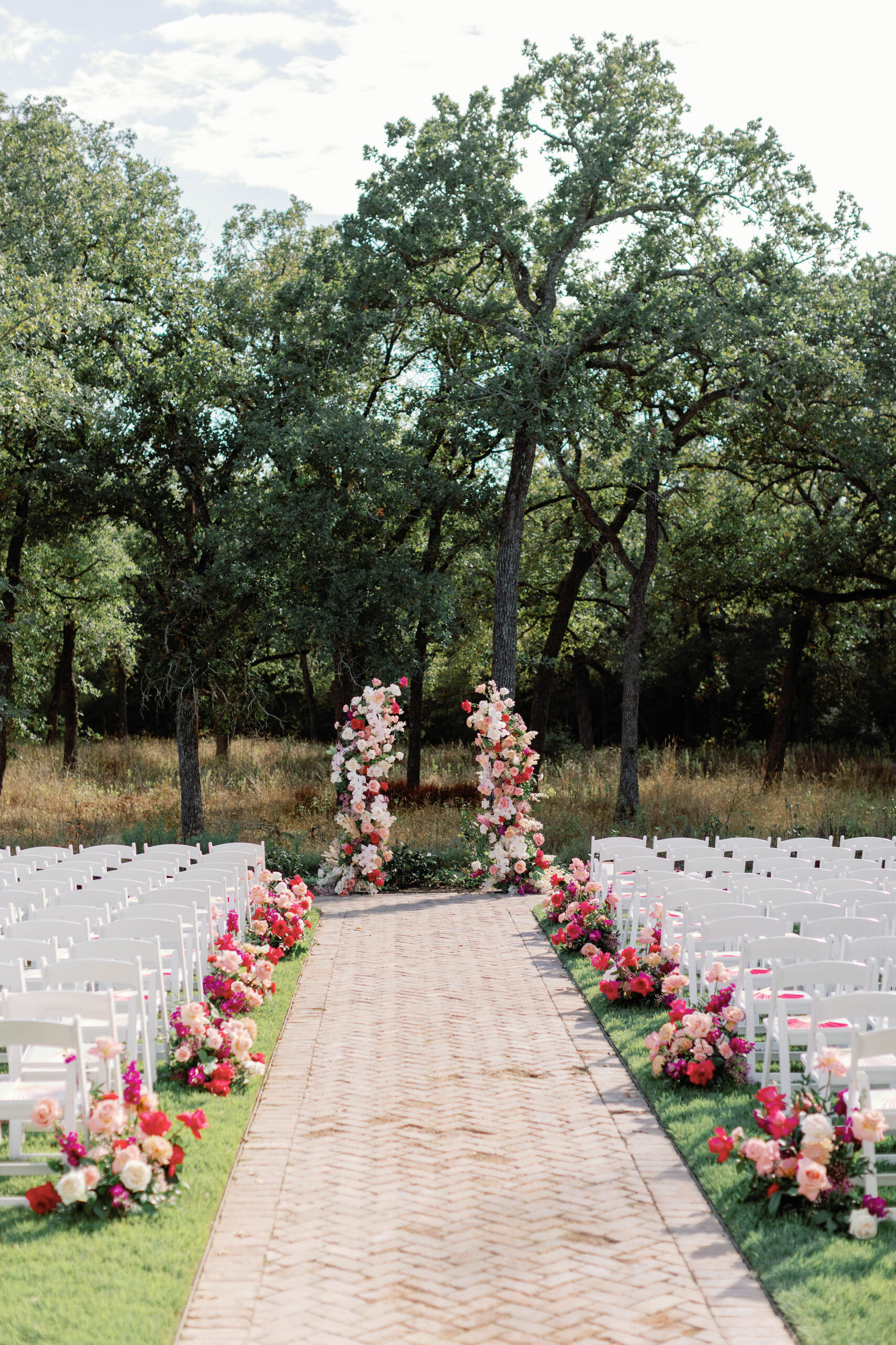 This outdoor ceremony space has a beautiful backdrop of heritage oaks. | Photo by Sarah of Sarah Block Photography
